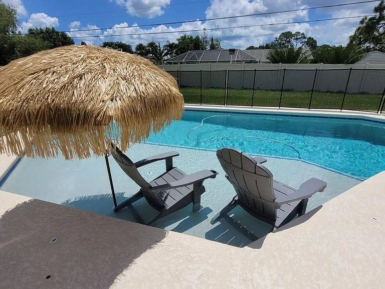 365 NW Hibiscus St — Photo 3