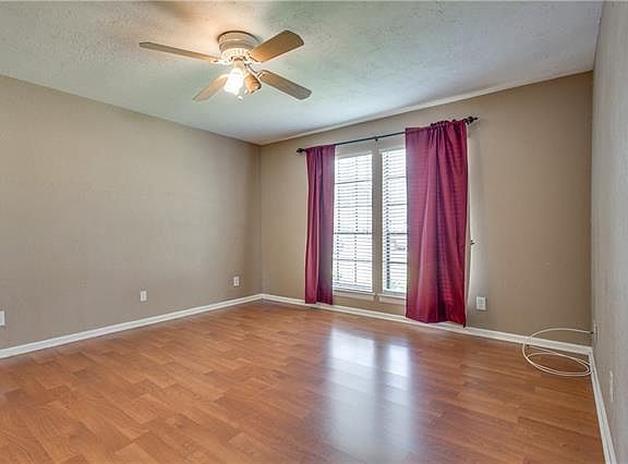 3rd image of 920 Sugarberry Dr