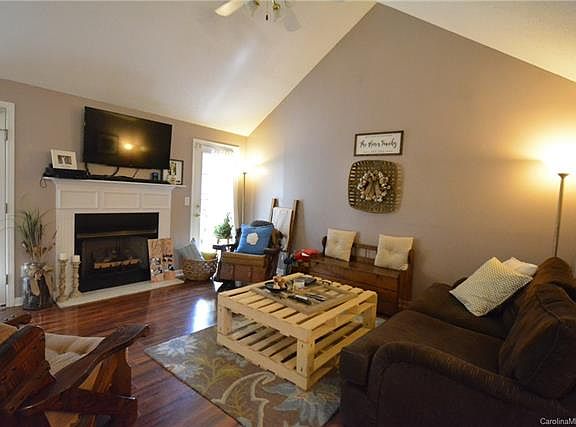 2nd image of 556 Menzies Dr