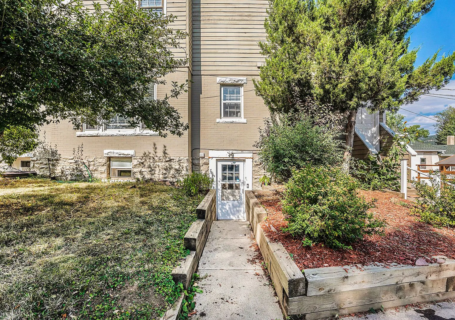 Beautifully updated home. Prime Hill Location! — Photo 2