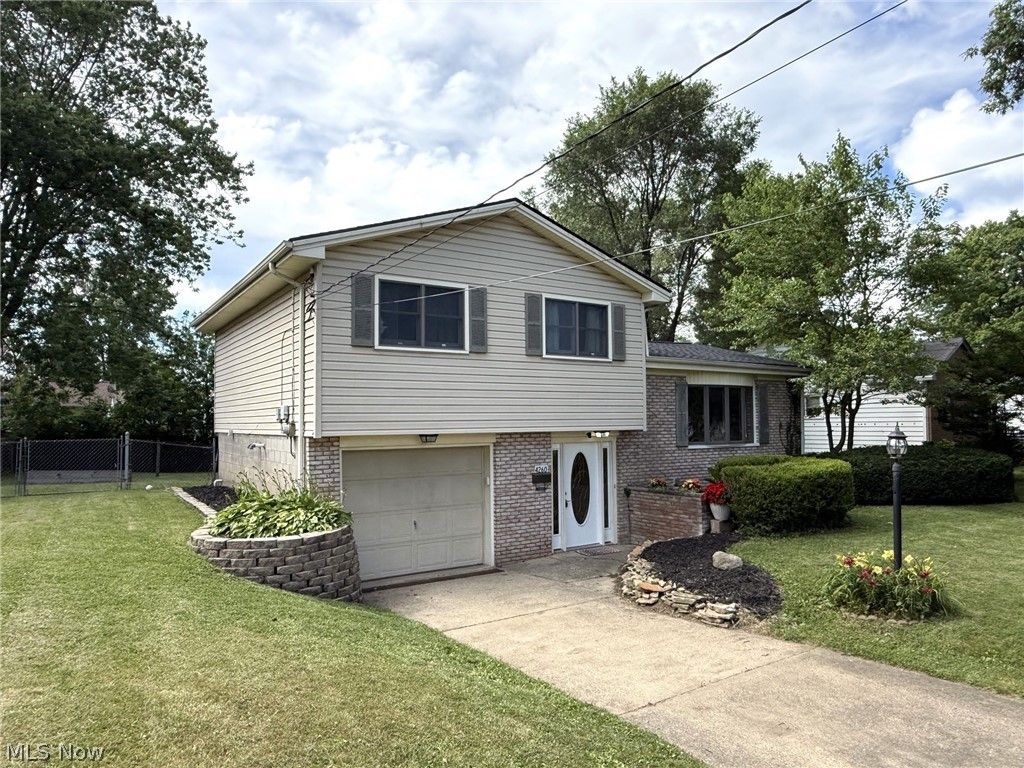 4260 Wedgewood Dr, Youngstown, OH - View 2