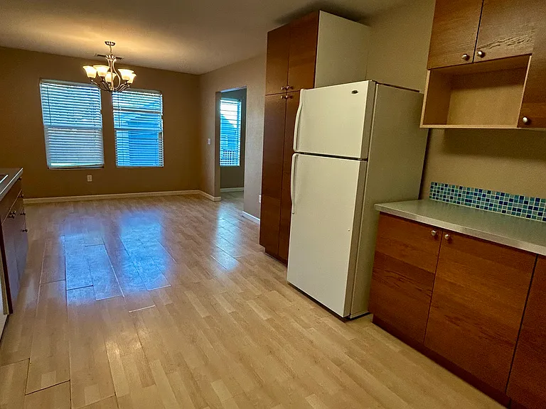 240 N Van Ness Ave — Photo 21