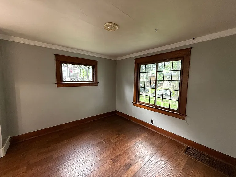 403 Englewood Ct — Photo 9