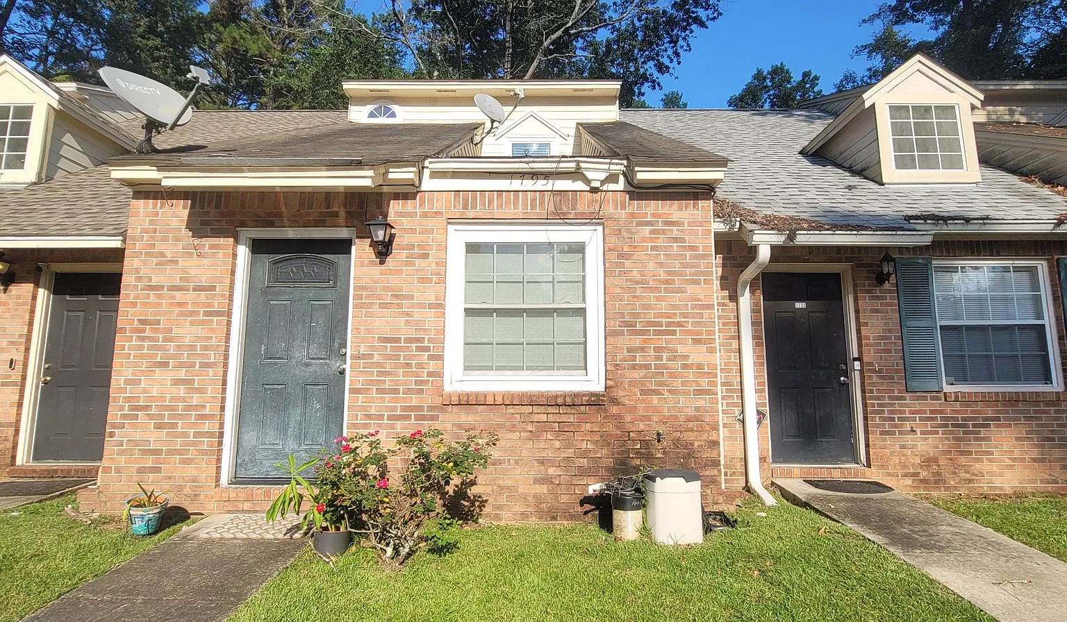CUTE 3/2 w/ Vaulted Ceilings, Washer/Dryer, & Private Yard! Great NW Location! Available NOW for ... — Photo 1