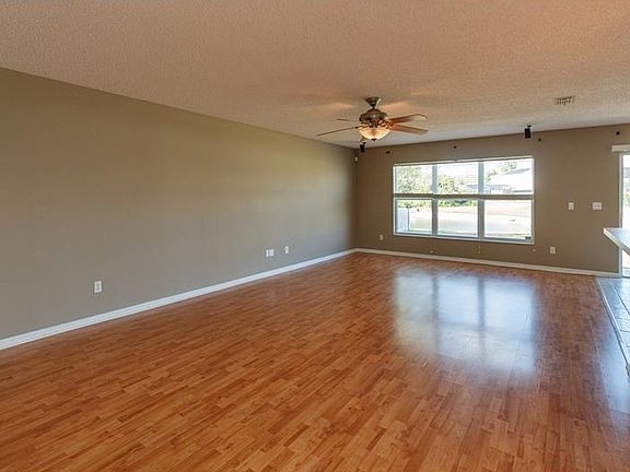 5th image of 939 Horseshoe Falls Dr