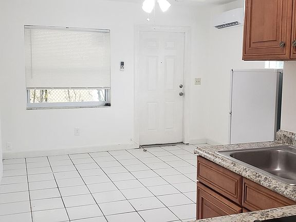 4th image of 317 Se 10th Avenue