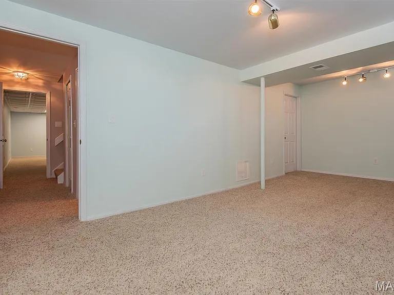 4 Barrington Dr — Photo 31