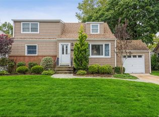 7 Garden Pl, Merrick, NY