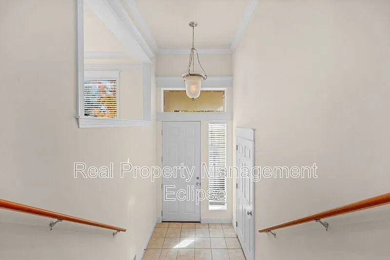 4 bed, 2.5 bath, 2222 sqft, $3,499 — Photo 2