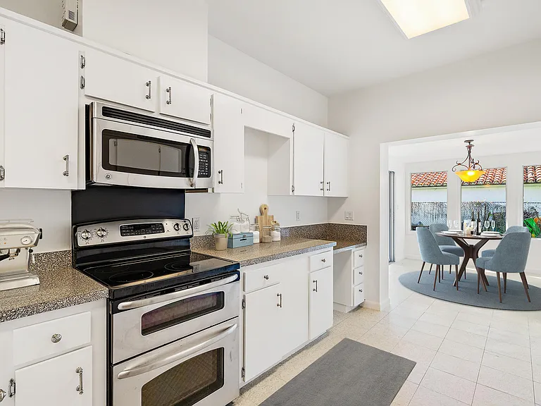 210 Russlyn Dr — Photo 6