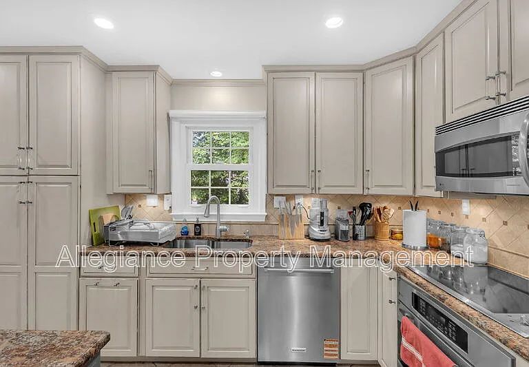 6861 Williamsburg Pond Ct — Photo 10