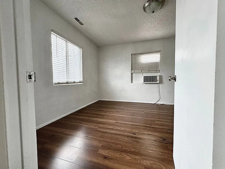 513 E 700 S — Photo 9