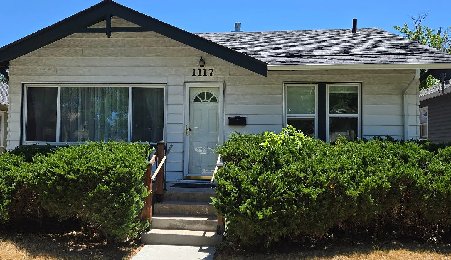 3 Bedroom 2 Bathroom Home Near FE Warren & Frontier Park — Photo 1
