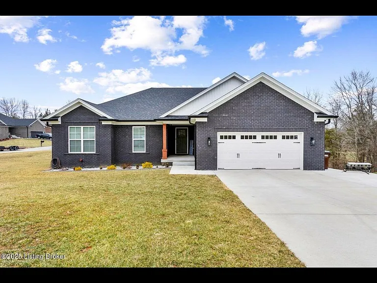 19 Clubhouse Ct — Photo 1