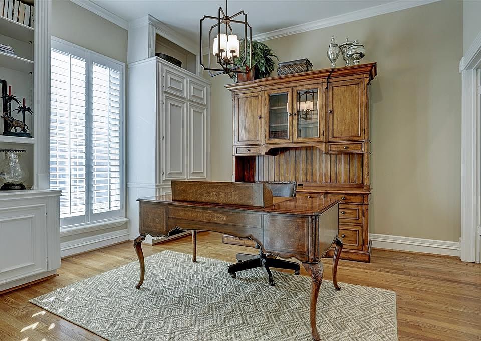 This well-appointed Lucian Hood patio home, located in the most desirable section of Westhaven Estates, offers first floor living, spacious rooms, high ceilings and abundant storage. Upon entry, this spacious study (a sought after space in homes toda