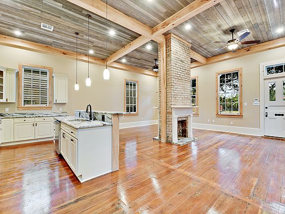 KITCHEN/LIVING