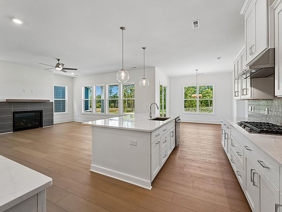 4th image of 208 Dunton St