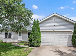 210 Somerset Dr, Streamwood, IL 60107