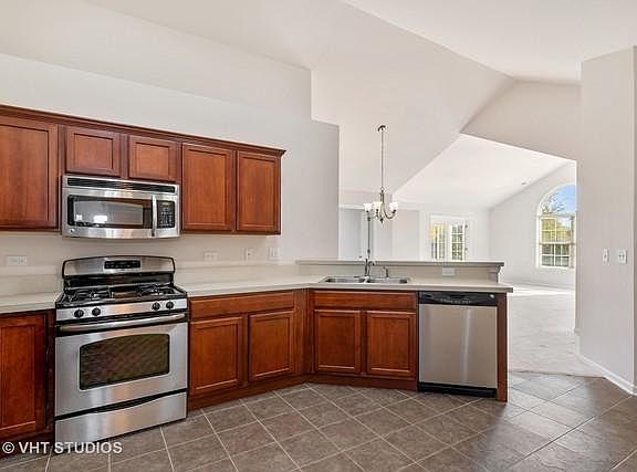 4th image of 625 Schumann St