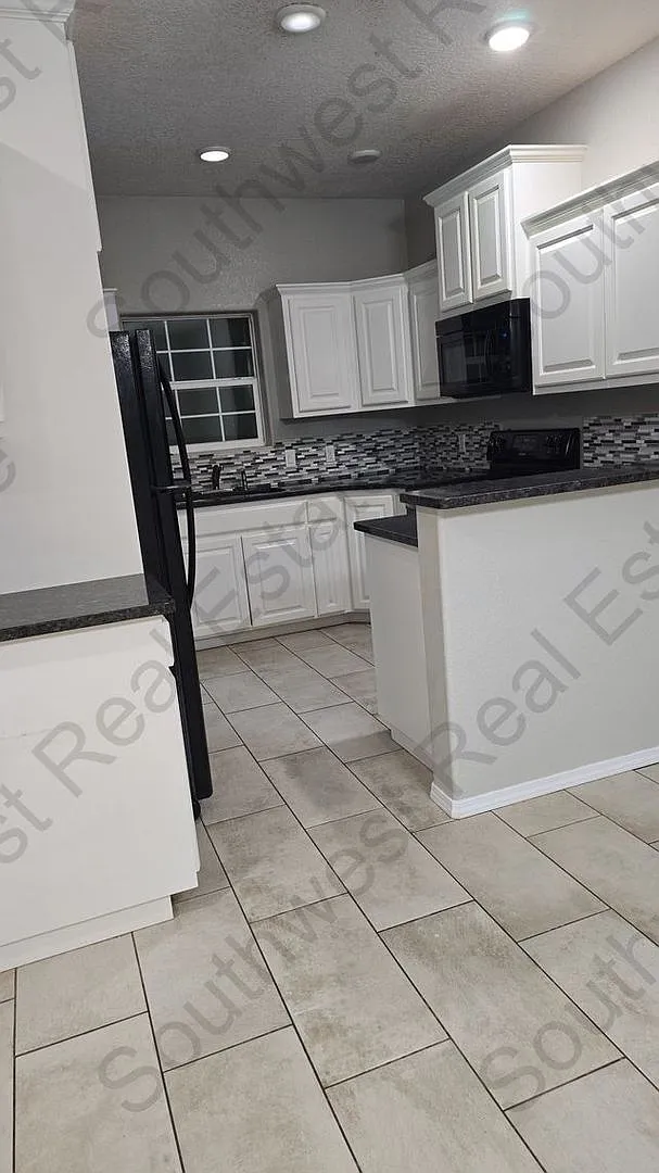 Beautiful 3 bedroom 2 bath home — Photo 2