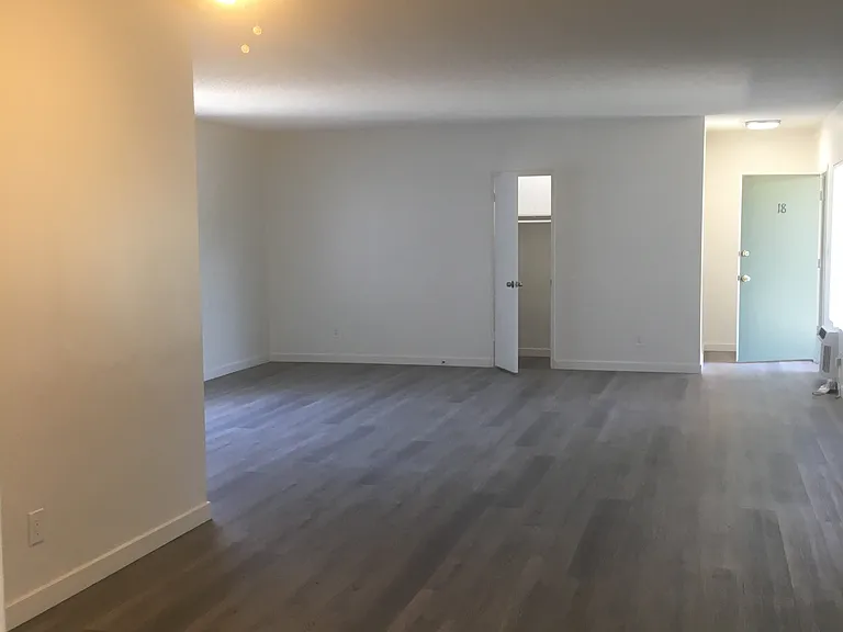 Burbank Tarzana Apartments — Photo 6
