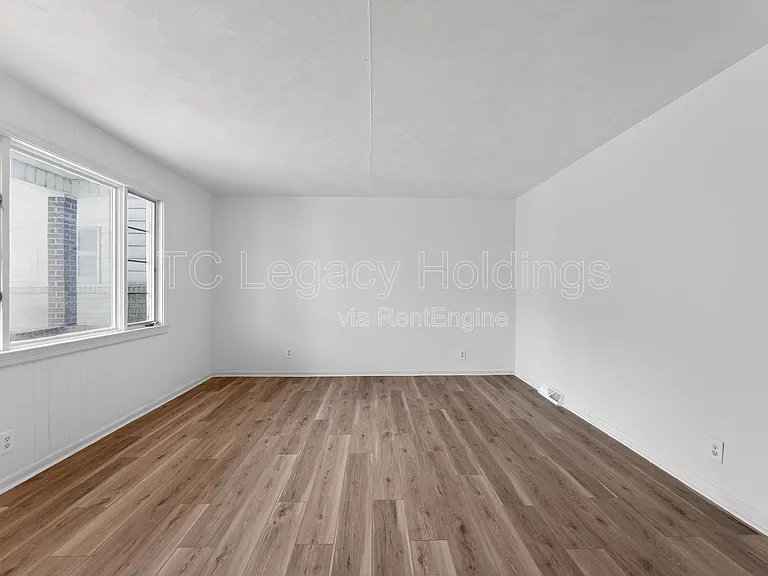 321 Clark St — Photo 7