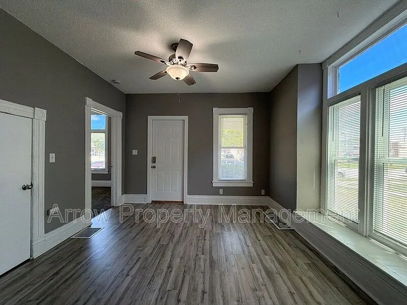3 bed, 1.0 bath, 1196 sqft, $1,650 — Photo 3