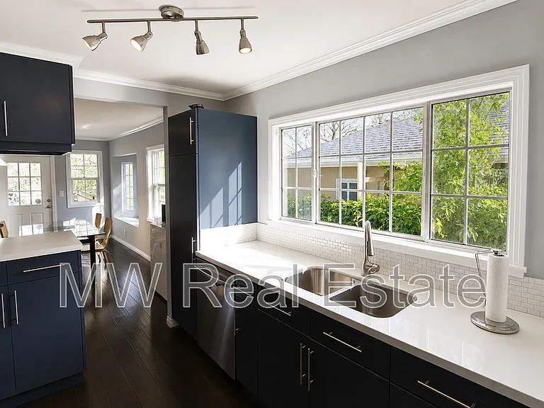 1510 N Benton Way — Photo 2