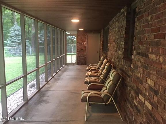 4th image of 985 Sierra Dr