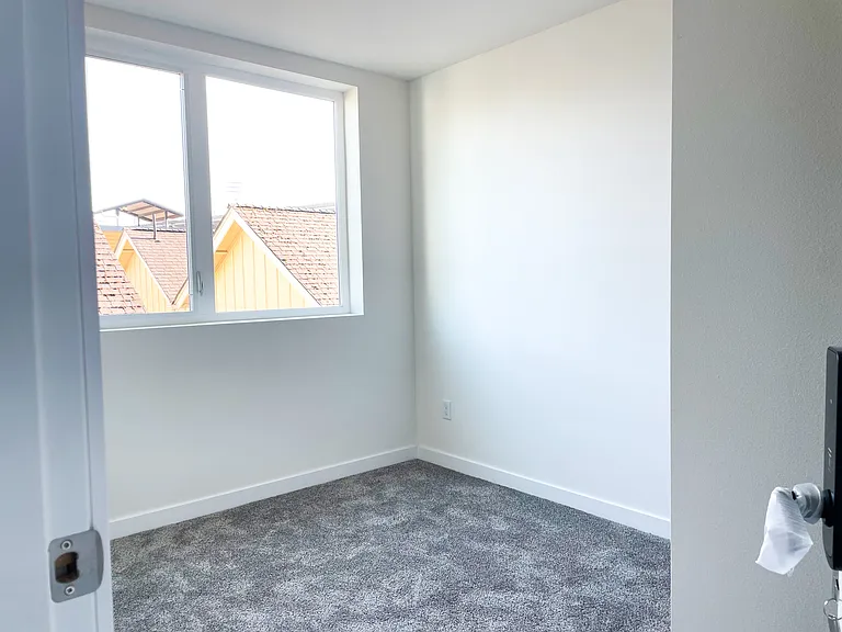 Iris Apartments — Photo 5
