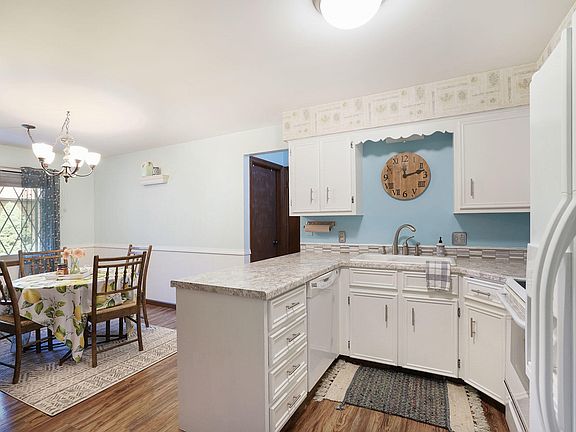 3rd image of 7381 Pinegrove Dr Unit 106
