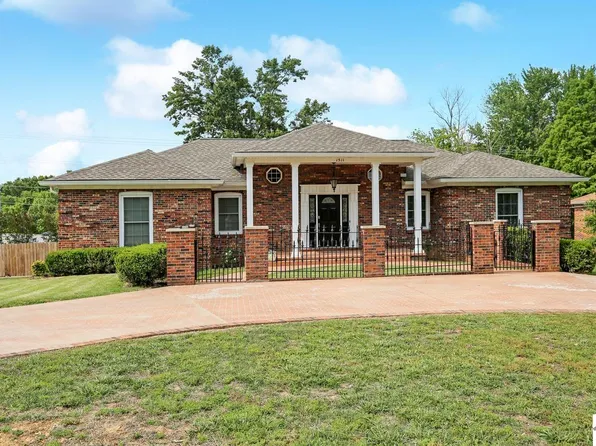 1511 Oxford Dr, Murray, KY 42071