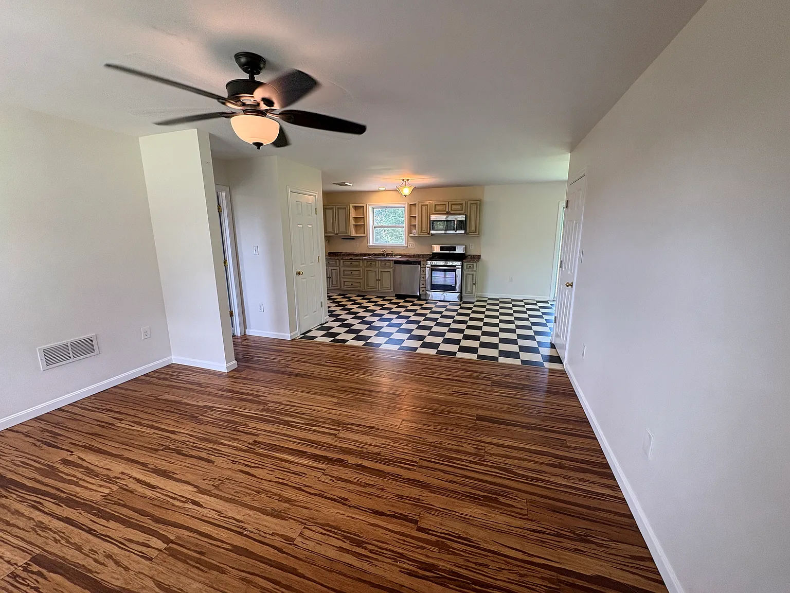 3 bed, 2.0 bath, 1560 sqft, $2,250 — Photo 4