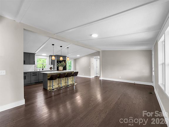 4th image of 2240 Emerald Ln