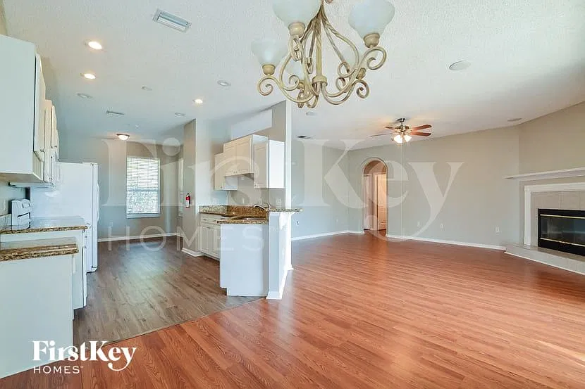 3 bed, 2.0 bath, 1786 sqft, $2,180 — Photo 3