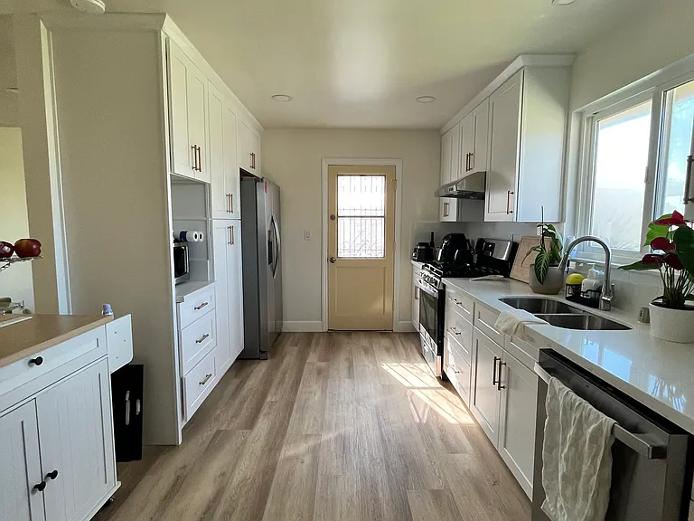 6524 Myra Ave — Photo 2