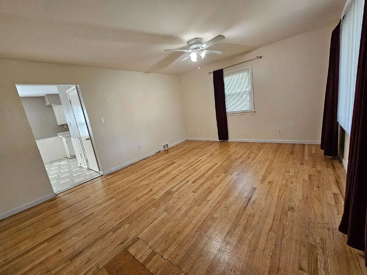 2125 W 14 Mile Rd in Royal Oak, MI 48073 — Photo 2
