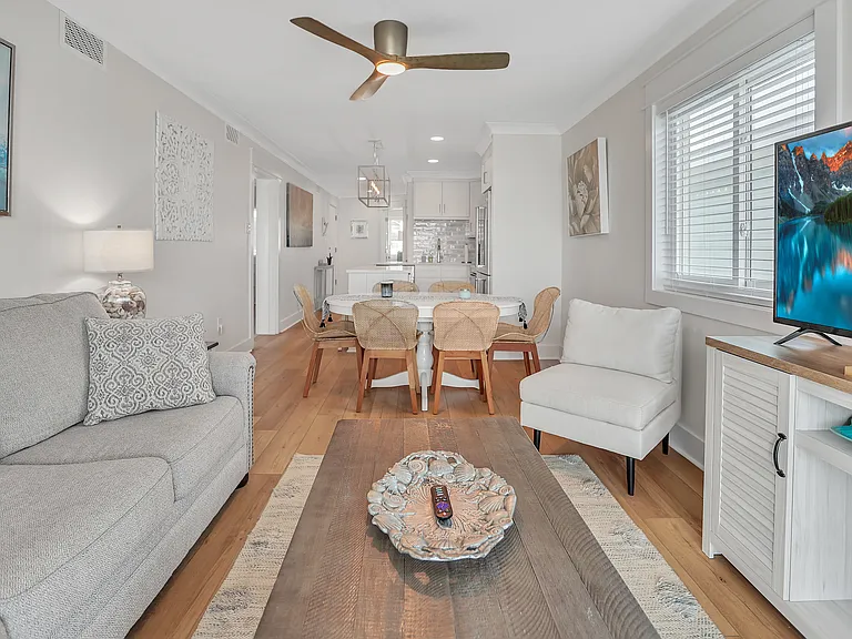 101 W 1st St #B3 — Photo 6