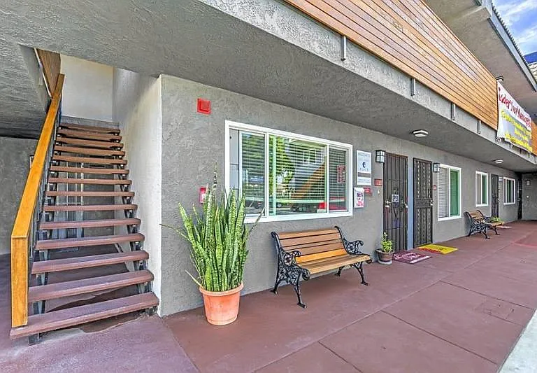 Del Amo Place Apartments Homes — Photo 4