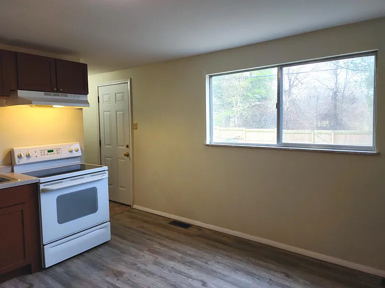 1013 W Willow St — Photo 13