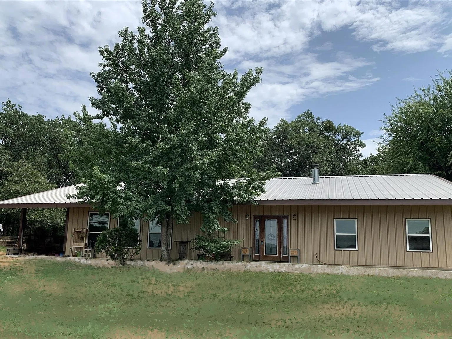 4 bed, 2400 sqft, $3,999 — Photo 3