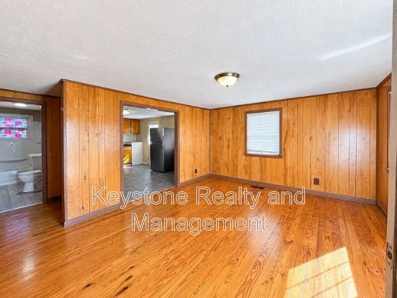2 bed, 1.0 bath, 900 sqft, $825 — Photo 2