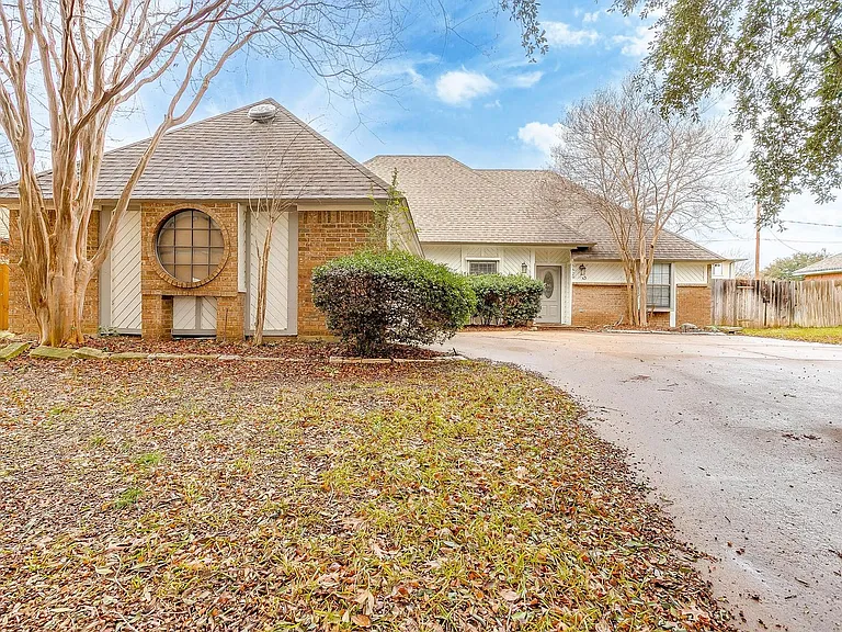 5629 Guadalajara Dr — Photo 1