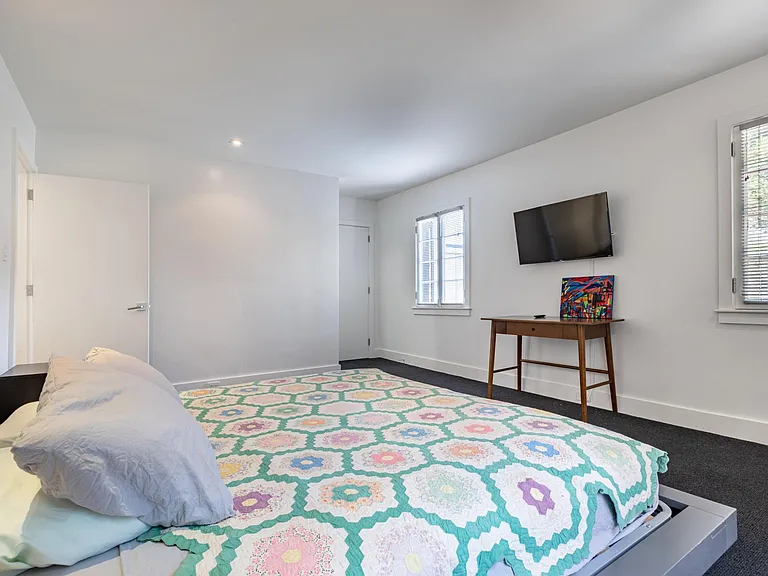 111 W Charlton St — Photo 39