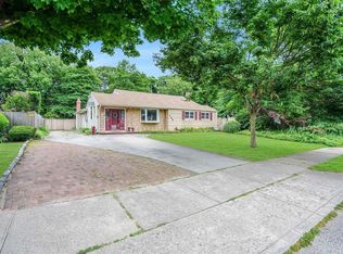 939 Gardiner Dr, Bay Shore, NY 11706