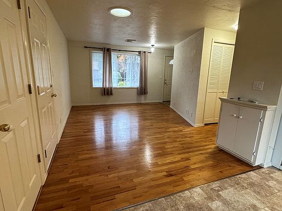 4th image of 394 Rosewood Ave #394