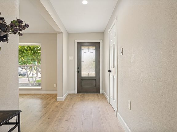 5th image of 110 W Marguerita Dr