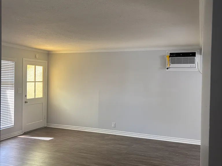 2 bedroom, 2 bathroom upstairs flat apartment living room