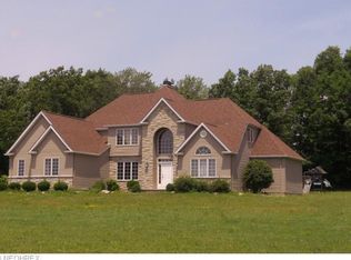 11890 Edinboro Ln, Chagrin Falls, OH 44023