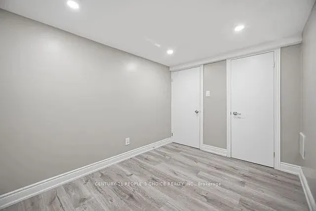 249 Burnhamthorpe Rd #-LOWER — Photo 11